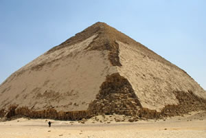 Пирамида Снофру с "ломанными гранями"