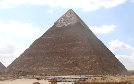 Пирамида Хефрена сохранила вверху часть своей облицовки