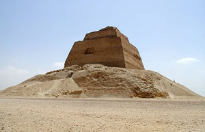 Пирамида в Медуме (XXVIII в. до н. э.) - переход к классическим пирамидам фараонов IV династии
