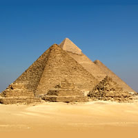 Всемирно известные пирамиды Гизы. Фото с южной стороны. Первая из больших пирамид - пирамида Микерина, вторая - Хефрена, самая дальняя - великая пирамида Хеопса