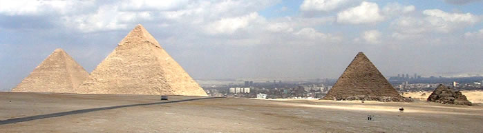 Плато Гизы. Вид с юго-запада. Пирамидные строения слева направо: Хеопса, Хефрена, Микерина и королев. За пирамидным ансамблем виден Каир. 