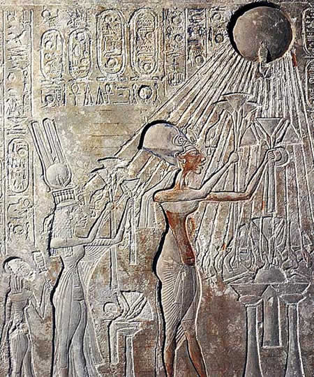 Атон благословляет фараона и его семью.