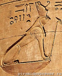 Гор в облике льва с головой сокола. Рельеф на колонне. Храм Гора в Эдфу, Египет