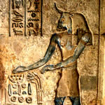 Изображение бога Мневиса на рельефе из храма Птолемеев в Дейр-эль-Медине