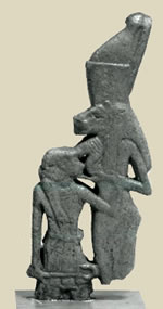 Амулет. Мут в облике львицы (Мут-Сехмет) кормит своим молоком ребенка-номарха. XIX династия. Британский музей
