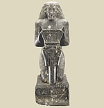 Статуя из гранодиорита изображает сановника Nespaqashuty, держащего стилизованный систрум (музыкальный инструмент) с лицом богини Хатхор. Однако надпись на статуе обращена не к Хатхор, а к Небетхетерет. Поздний период, XXVI династия, ок. 620 г. до н.э. Высота статуи 74 см, вес 175 кг. Британский музей.    