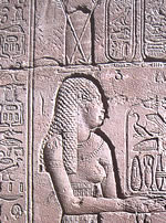 На голове Нейт ее эмблема: щит с двумя перекрещенными стрелами. Рельеф из храма в Дендерах 