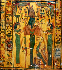 Исида (справа) и ее сестра Нефтида с царем загробного мира. Изображение на саркофаге Taywheret. Музей в Каире