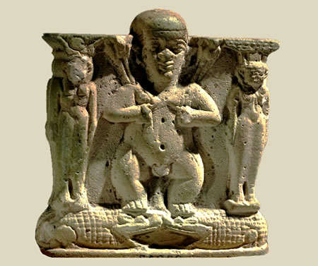 Патайкос с богинями Исидой (слева) и Нефтидой. Фаянс. XXVI династия. Британский музей