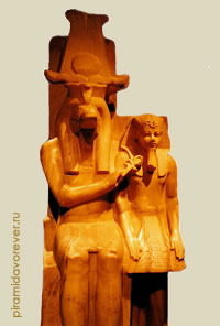 Себек и фараон Аменхотеп III. Луксорский музей, Египет