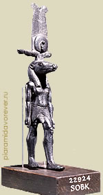 Бронзовая статуэтка Себека с солнечным диском, уреем, высокими перьями и рогами. Поздний период. Британский музей
