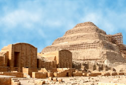 Пирамидный комплекс фараона Джосера. На переднем плане восстановленные сооружения. Они в отличие от самой пирамиды дошли до нас только в виде руин.