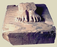 На основании статуи фараона Джосера вырезаны имя и титулы визиря Имхотепа. Фараон удостоил своего архитектора небывалой награды. Данный фрагмент хранится в Каирском музее.