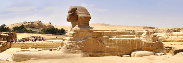 Во времена, когда фараон Тутмос IV был еще принцем, Большой Сфинкс почти полностью был засыпан песком. А таким видят Сфинкса  туристы в наши дни.