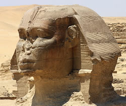 Большой сфинкс в Гизе имеет лицо фараона Хефрена? Тайна сфинкса пока не разгадана.
