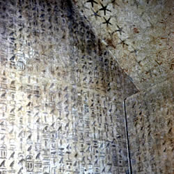 Иероглифы, высеченные в пирамиде Униса
