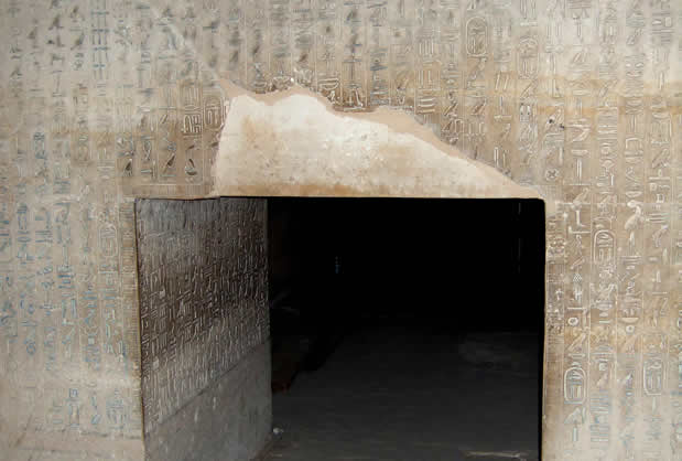 "Тексты пирамид" не содержат других  рисунков кроме самих  иероглифов. Пирамида Униса. Передняя комната. Западная стена. Верхняя часть прохода, ведущего в саркофажную палату, был поврежден грабителями; ныне его геометрия восстановлена (без нанесения иероглифов).   