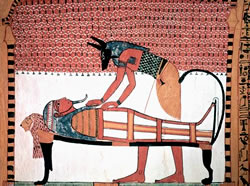 Бог Анубис с мумией. Роспись на стене гробницы Сеннеджема