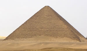 Розовая пирамида - первая пирамида, которая имеет правильную пирамидальную форму