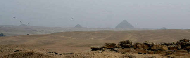 Саккара. Северная часть. Слева направо:  пирамидные комплексы фараонов  Сехемхета, Униса, Джосера и Усеркафа
