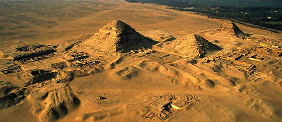 Абусир. Слева направо пирамиды фараонов V династии Нефериркара, Ниусерра и Сахура.