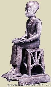 Обожествленный Имхотеп. Бронзовая статуэтка с инкрустированными золотом глазами. Поздний период (после 600 г. до н.э.). Британский музей