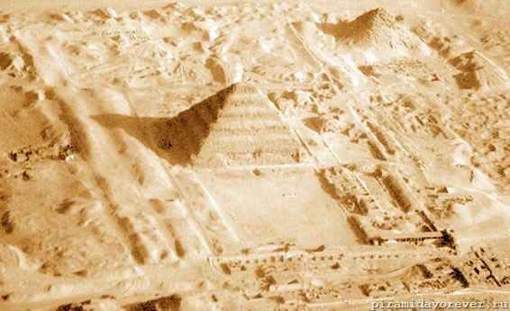 Пирамидный комплекс с высоты птичьего полета. Вверху справа развалины пирамиды фараона V династии Усеркафа (ок. 2494-2487 гг. до н.э.).Аэрофотосъемка