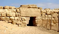Тысячи лет назад через эти ворота в каменной стене рабочие шли на строительство пирамидных комплексов