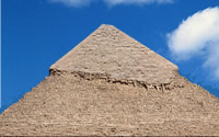 Пирамидное сооружение Хефрена сохранила вверху остатки своей облицовки