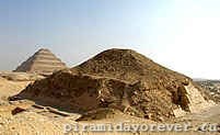 На переднем плане пирамида фараона V династии Униса, позади видна ступенчатая пирамида фараона III династии Джесера - древнейшая пирамида как в Египте, так и в мире