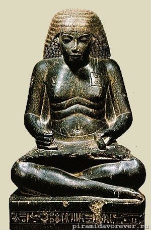 Одна из двух гранитных статуй Аменхотепа, сына Хапи, хранящихся в Каирском музее. 
