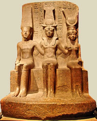 Статуя-триада  из храма божества в Фивах (слева направо): Амон, фараон XIX династии  Рамзесс II (ок. 1279-1213  гг. до н.э.), жена бога - Мут.  Гранит.  Туринский музей, Италия