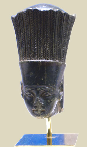 Голова богини Анукет от статуэтки, сделанной  из стеатита. Метрополитен-музей, Нью-Йорк.