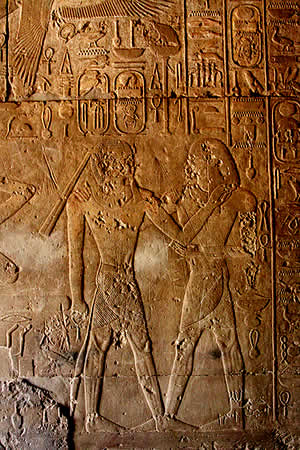 Бог Дедун (Дедвен) и фараон Сенусерт III на рельефе из храма Семны