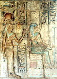 Богиня Каукет (справа) и богиня Хатхор