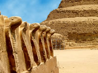 Змеи охраняют покой пирамиды Джосера. Ок. XXVIII в. до н.э. 