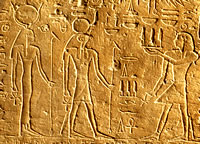 Фараон Осоркон I (Третий промежуточный период, XXII династия, ок. 924-889 гг. до н.э)  делает подношение богу Ра-Горахти и богине Небетхетепет. Фрагмент cтелы. Известняк. Найдена в Гелиополе. Метрополитен-музей, США   