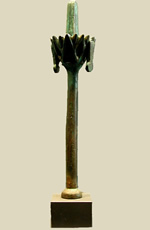 Символ и фетиш Нефертума - лотос с двумя перьями. Луврский музей