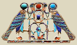 Нагрудное украшение принцессы Sithathon. Слева и справа от картуша с именем фараона XII династии Сенусерта II (ок. 1882-1878 гг. до н.э.) в виде змей-кобр изображены богини Нехбет и Уто. Найдено в могиле рядом с пирамидой Сенусерта II в Лахуне. Метрополитен-музей.
