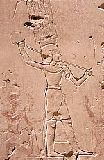 Онурис - египетский бог охоты часто изображается с веревкой (лассо). Рельеф из храма фараона XIX династии Рамcеса II (ок.1279-1212 гг. до н.э.) в Абидосе. 