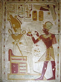 Фараон Cети I у трона бога. XIX династия. Настенный раскрашенный рельеф. Храм Сети I в Абидосе