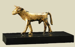 В Малой Азии Решеф иногда представлялся в облике молодого вола. Позолоченная бронзовая статуэтка из Библоса. Ок. 1900-1800 гг. до н.э. Луврский музей.