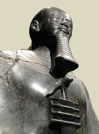 Борода  бога Птаха. Фрагмент статуи из храма Амона, Фивы (XVIII династия,  правление Аменхотепа III, 1402-1364 гг. до н.э.). Музей в Турине,  Италия