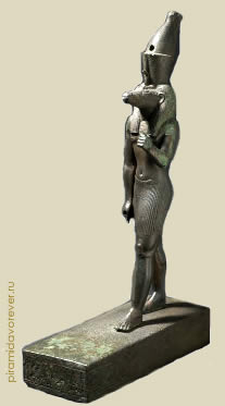 С короной Верхнего и Нижнего Египта. Бронза. Ок. 595-589 гг. до н.э. Луврский музей
