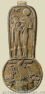 Сехмет кормит молоком фараона. Деталь ожерелья - мената. Фаянс. Правление фараона XXV династии Тахарки (689-663 гг. до н.э.). Метрополитен-музей, Нью-Йорк, США