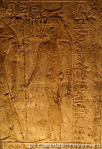 Рельеф на стене спеоса (часовни-храма, вырезанной в скале) последнего фараона XVIII династии Хоремхеба. Gebel el Silsila (скалистое ущелье между Ком Омбо и Эдфу) 