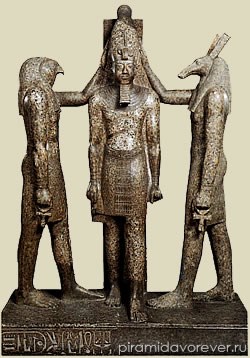 Гор, фараон XX династии Рамсес III и Сет. Каирский музей, Египет