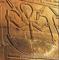 Анкх - священный символ египтян, держащий посохи с головой Сета