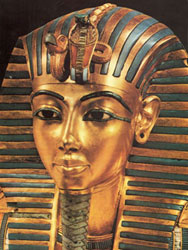 Золотая погребальная маска фараона Тутанхамона повторяет черты его лица