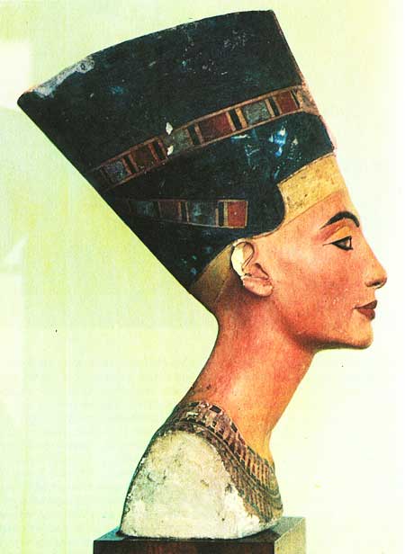 Нефертити - прекрасная жена Эхнатона. Но не она стала матерью Тутанхамона